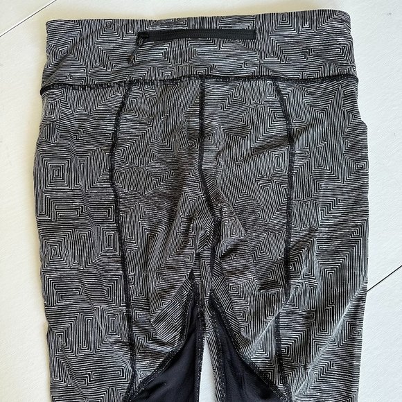 Lululemon Soulcycle Cropped Leggings White/Black Design w/ Mesh Detail Size 8 - Picture 13 of 16